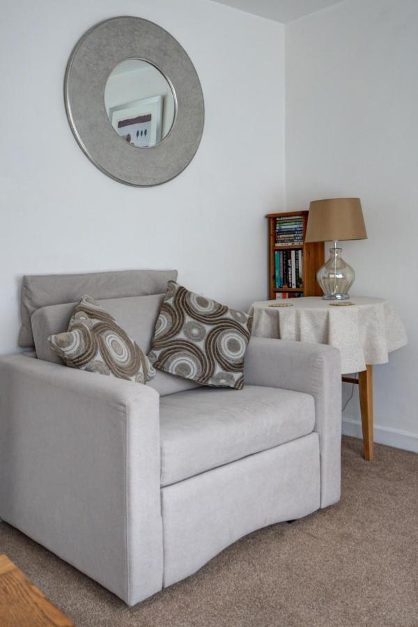 Katrinas Apartment By Treetop Property Cirencester Esterno foto